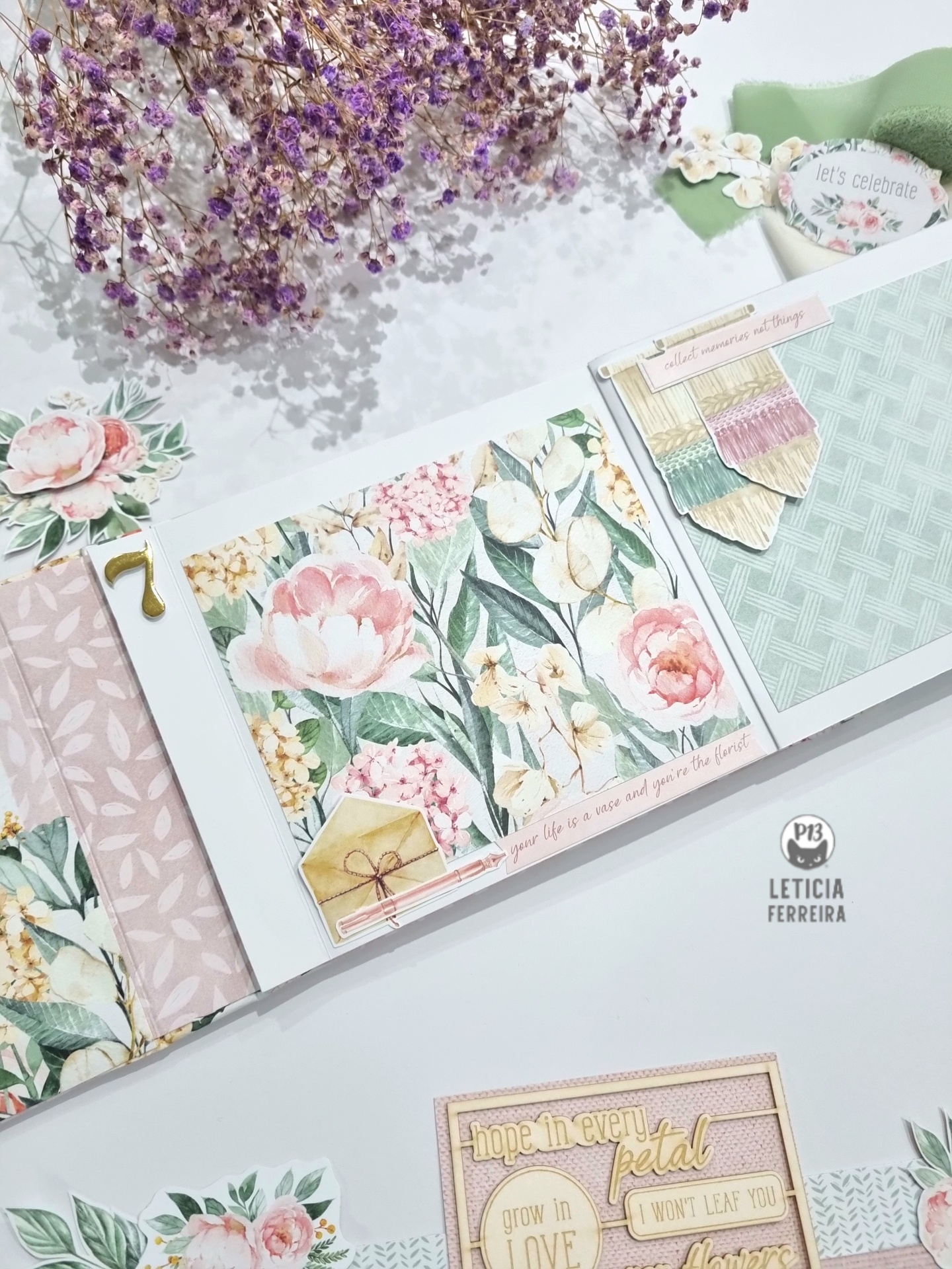 Cartões decorativos com padrões florais e elementos de scrapbooking sobre superfície branca com flores secas