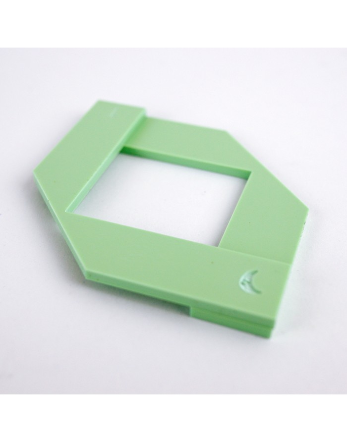 Moldura hexagonal verde claro em plástico com símbolo de lua sobre fundo branco