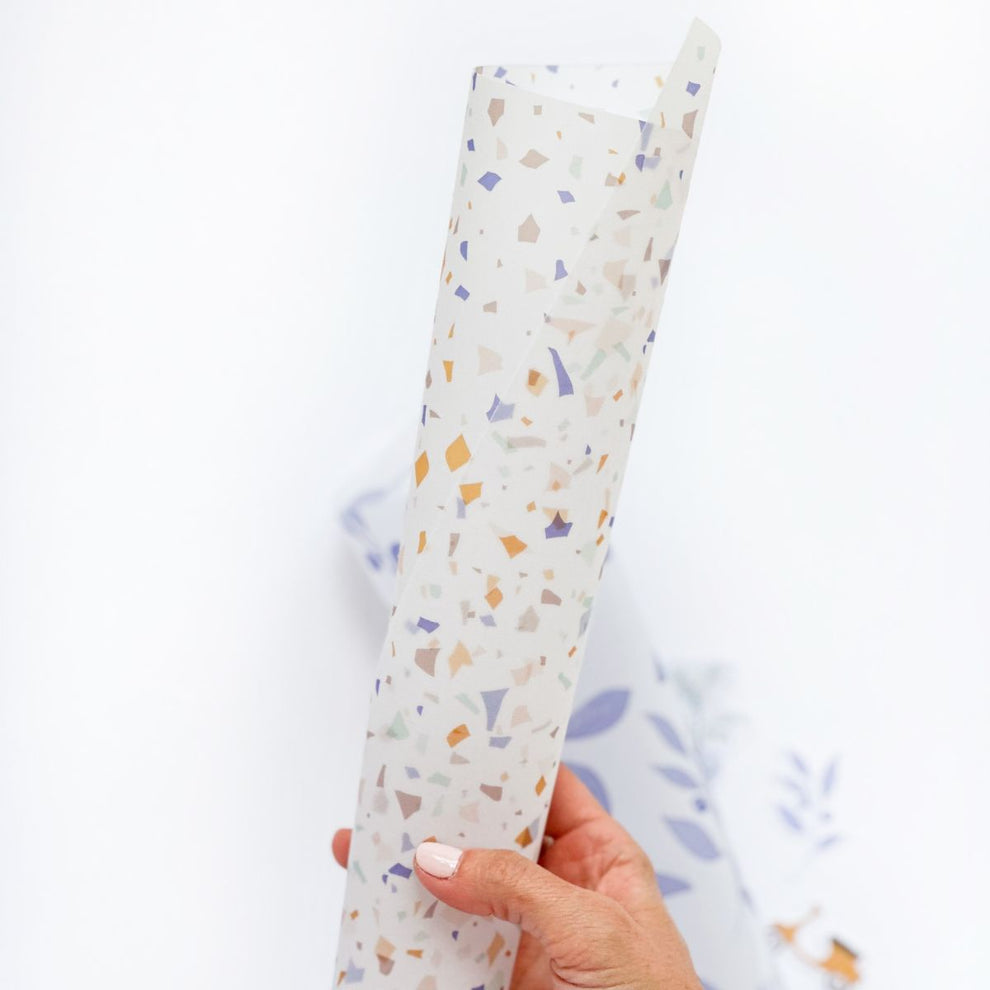 Papel autocolante com padrão terrazzo colorido e papel com padrão de folhas azuis