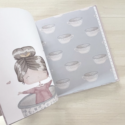 Livro aberto com ilustração de personagem e padrão de canecas