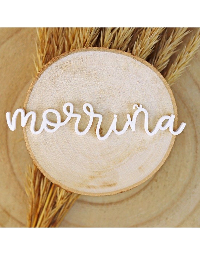 Palavra decorativa morrinha em letras brancas sobre tronco de madeira e espigas de trigo