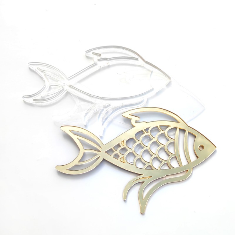 Molde de peixe de acetato transparente com peixe dourado cortado a laser em superfície branca
