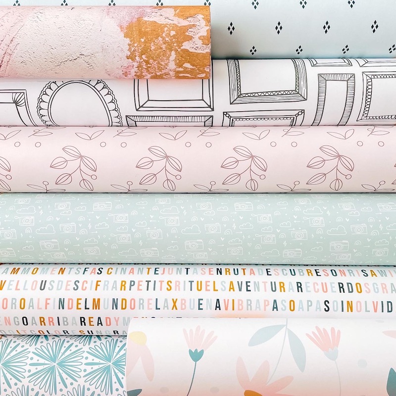 Rolos de papel de parede com vários padrões e cores pastel