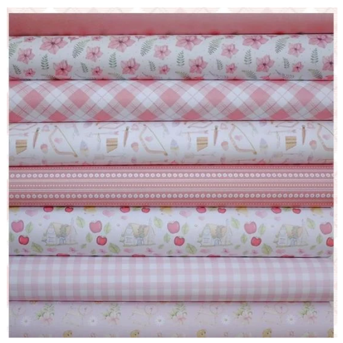 Rolos de tecido com padrões florais, xadrez, maçãs e desenhos infantis em tons de rosa e branco