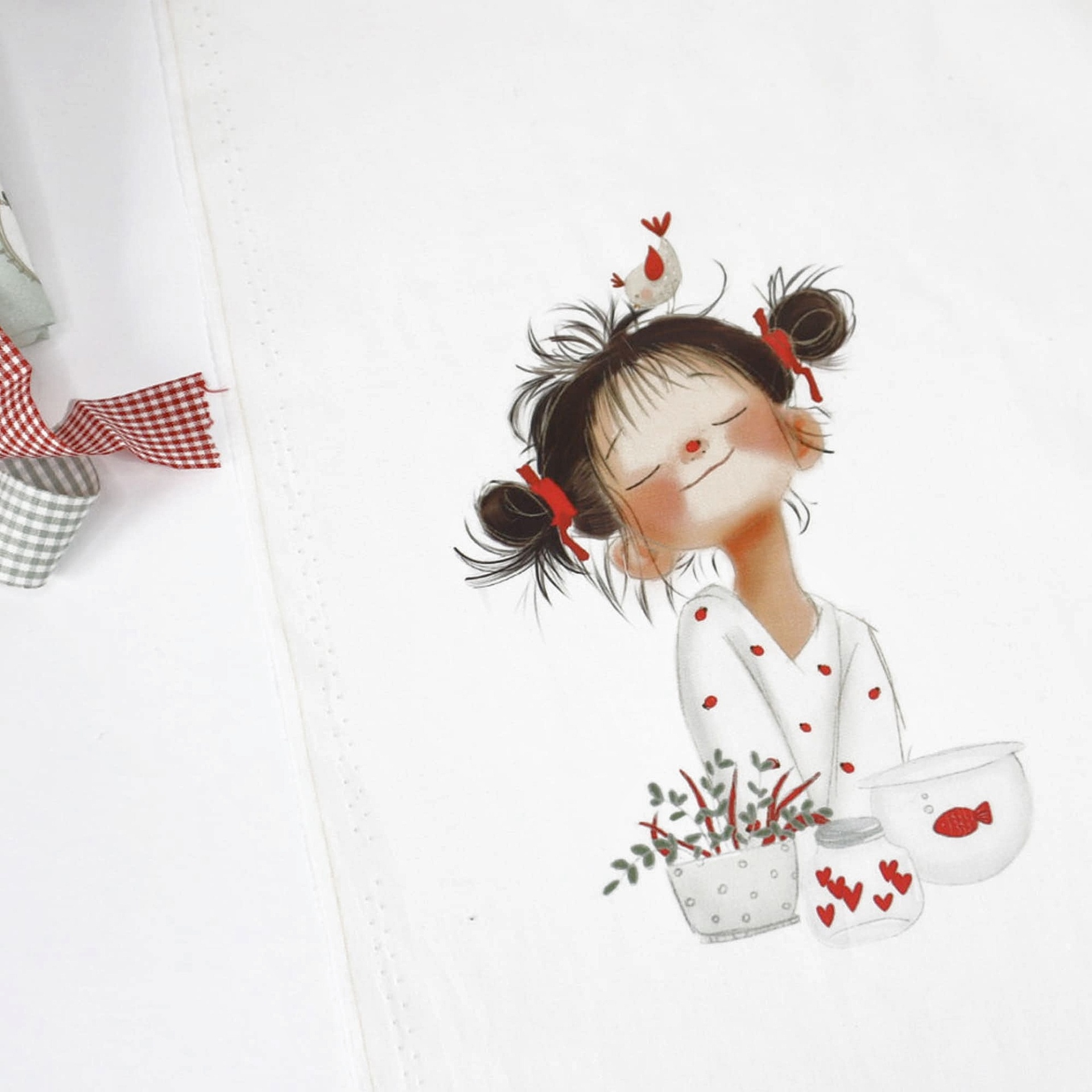 Toalha branca com desenho de menina com cabelo em caracóis e laços vermelhos, galinho no cabelo, com vasos e peixes vermelhos