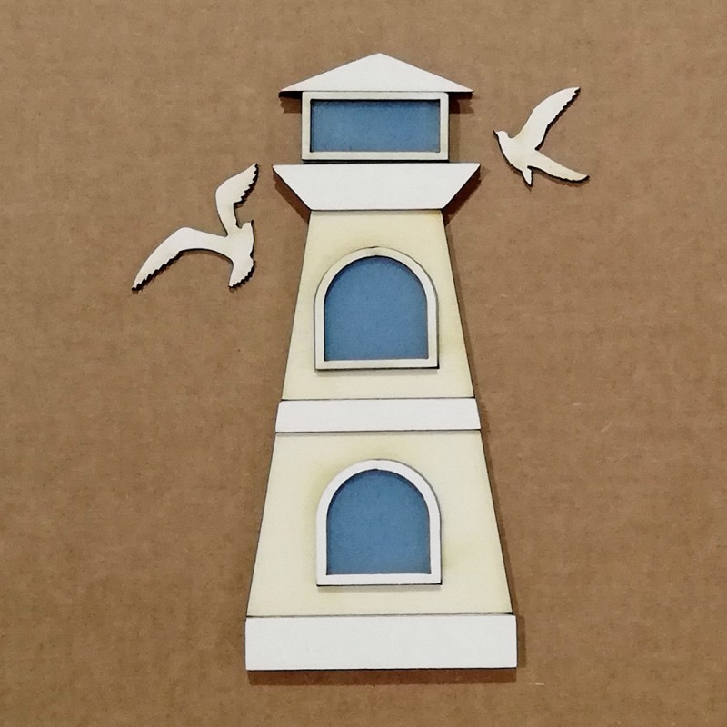 Figura decorativa de farol em madeira com janelas azuis e gaivotas brancas