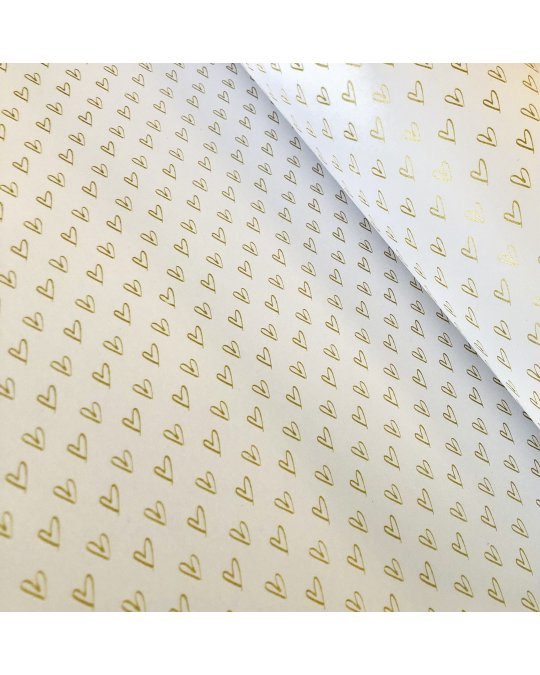 Papel de embrulho branco com corações dourados repetidos