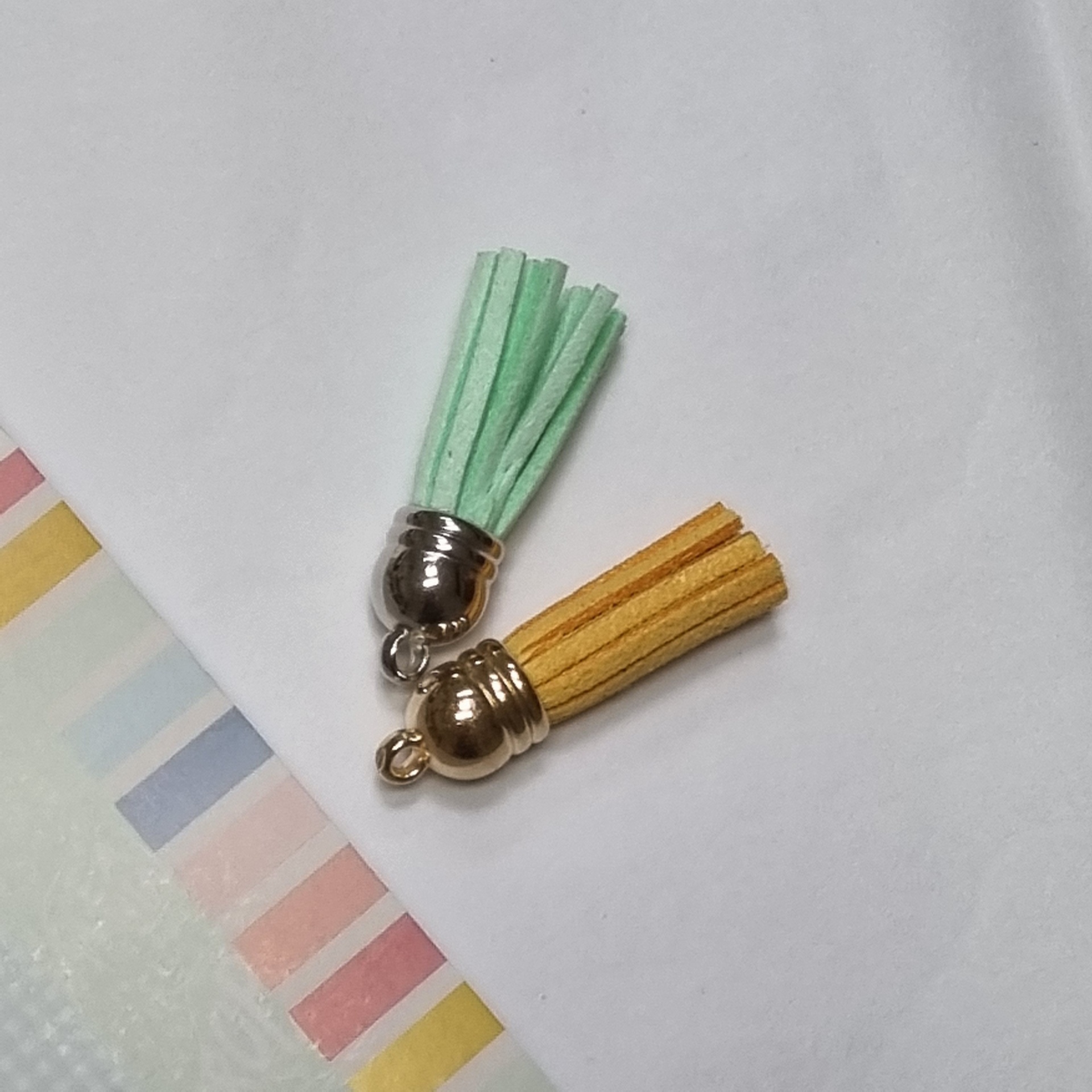 Brincos com franjas em camurça verde e amarela com acabamentos metálicos prateados