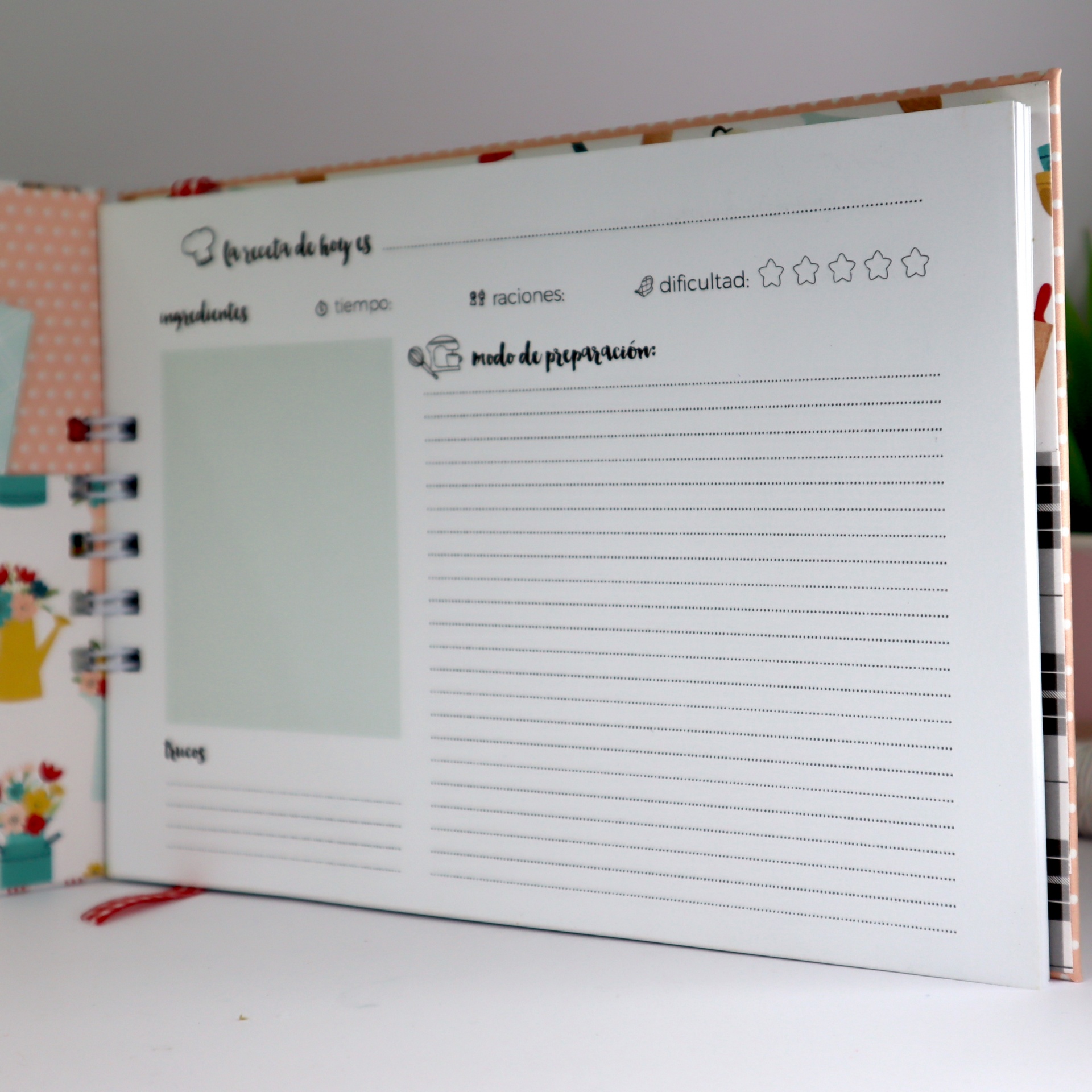 Página aberta de caderno ou livro de receitas com secções para ingredientes, tempo, raciones, dificuldade e modo de preparação.