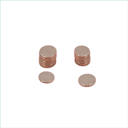 Pilhas de discos metálicos cor de cobre sobre fundo branco