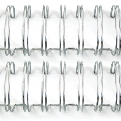 Duas espirais metálicas para encadernação prateadas lado a lado