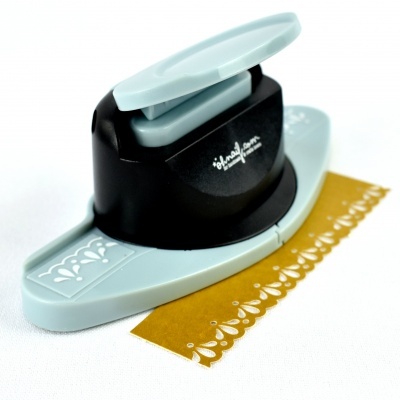 Ferramenta de recorte de bordas em plástico com papel dourado recortado