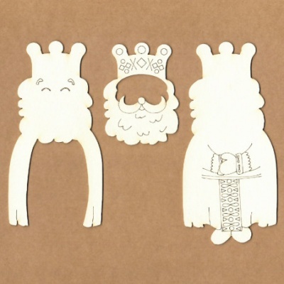 Peças de madeira claras com gravuras de figuras humanas estilizadas e coroa.