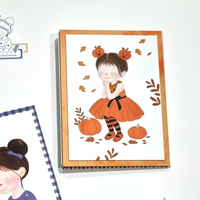 Ilustração de menina com vestido e detalhes de abóboras em fundo branco