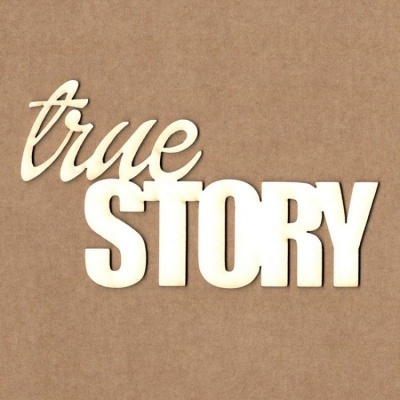 Palavra decorativa 'true STORY' em madeira clara sobre fundo castanho