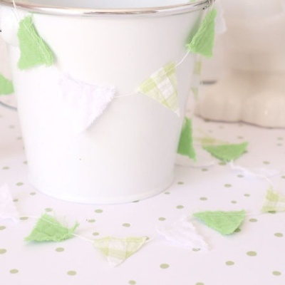 Balde branco com decoração de bandeirolas em tecido verde, branco e xadrez