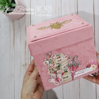 Caixa rosa decorada com florais e abelha dourada