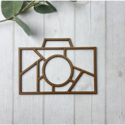 Suporte decorativo em madeira em forma de câmera fotográfica