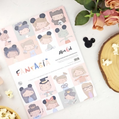 Folha decorativa com ilustrações infantis coloridas e orelhas de rato