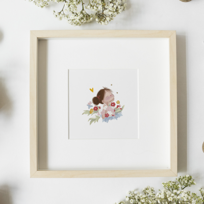 Quadro com ilustração de menina e flores em moldura de madeira clara