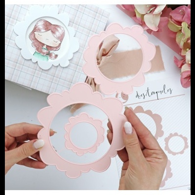 Moldes de corte florais cor-de-rosa para scrapbooking com álbum e flores ao fundo