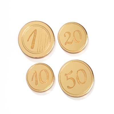 Moedas de jogo douradas com valores 1, 10, 20 e 50 sobre fundo branco