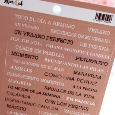 Folha rosa com frases em espanhol e código de barras