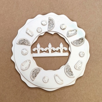 Anel decorativo branco com padrões de frutas em relevo