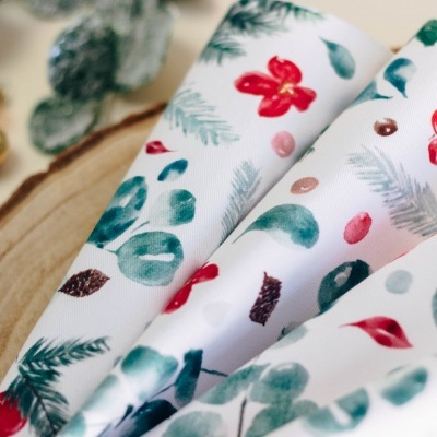 Papel de embrulho com padrão de folhas verdes e frutos vermelhos em fundo branco