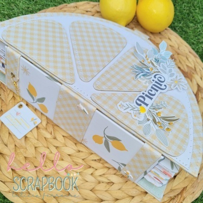 Caixa formato fatia limão decorada com padrão xadrez e ilustração de limões amarelos