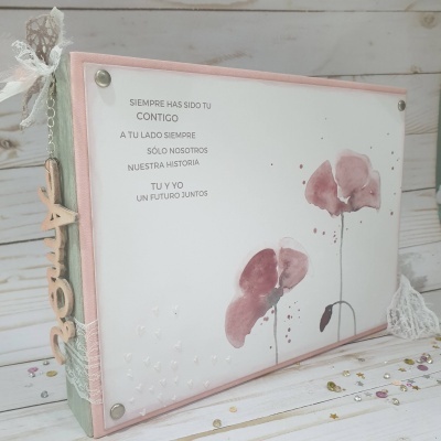 Livro decorativo com flores rosas e texto em espanhol