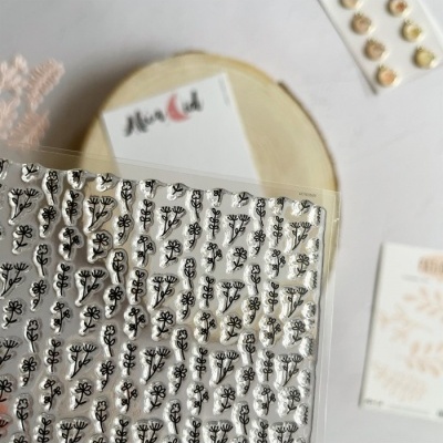 Autocolantes transparentes com desenhos florais pequenos em preto