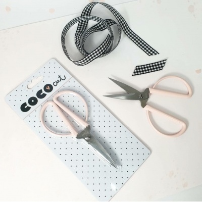 Tesouras com cabos rosa e fita xadrez preta e branca