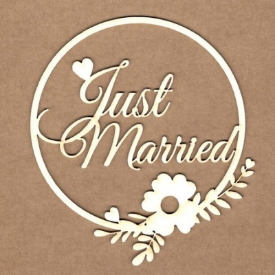 Elemento decorativo redondo em madeira com texto 'Just Married' e ornamentos florais