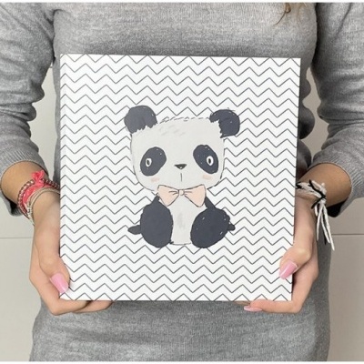 Caixa de presente branca com panda e padrão zigzag cinzento