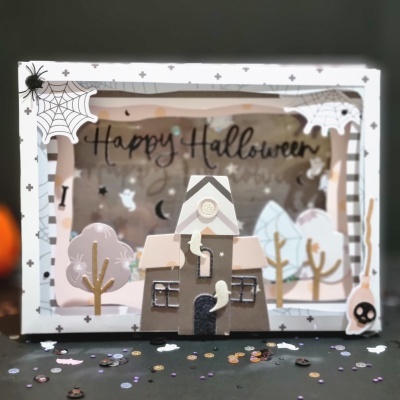 Decoração de Halloween com casas de papel e texto Happy Halloween