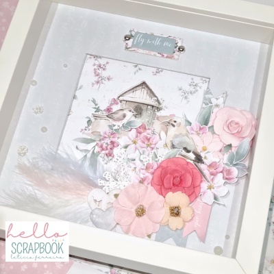 quadro artesanal scrapbook com flores, pássaros e pequeno cartaz fly with me