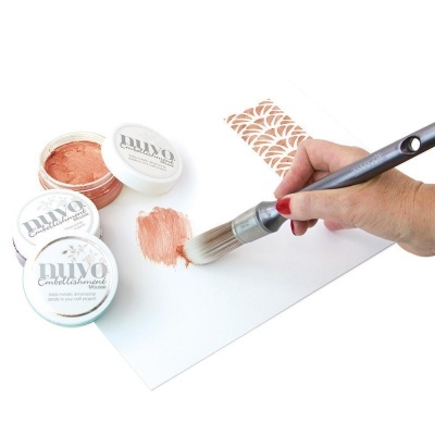 Tintas cor de cobre Nuyos Embellishments com pincel a aplicar tinta em papel branco