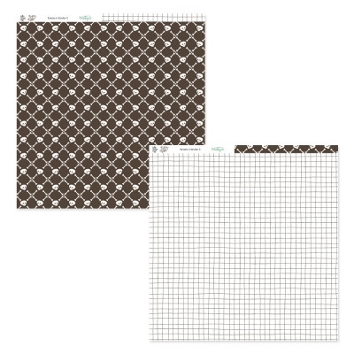 Folha dupla-face de papel para scrapbooking com padrão de caveiras e ossos e lado oposto com padrão de grade.
