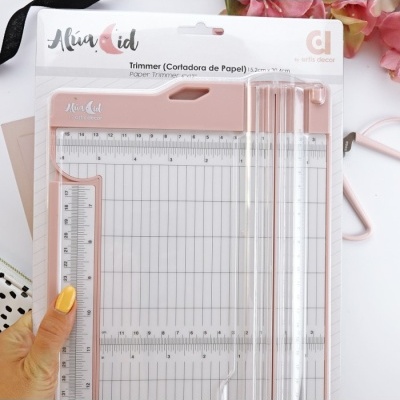 Trimmer para papel AluaCid rosa e transparente com régua em embalagem transparente