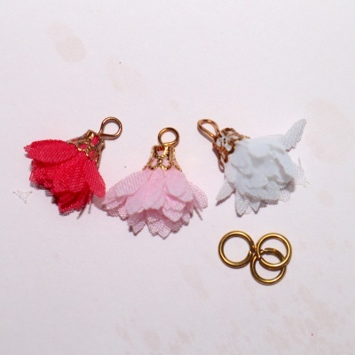 Três pendentes flor de tecido vermelho, rosa e branco com acabamento dourado e três argolas metálicas douradas