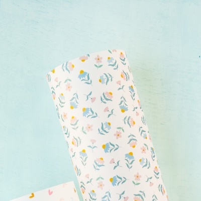 Papel de embrulho com padrão de pequenas flores coloridas