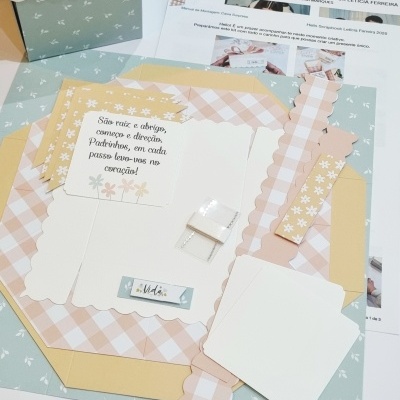 Kit de papelaria para scrapbook com papéis coloridos e texto em português. Kit diy para o dia da mãe