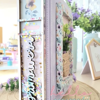 Álbum de scrapbook decorado com flores e purpurinas com texto primavera