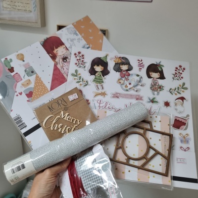 Produtos variados para trabalhos manuais com decoração natalícia e etiquetas de preços