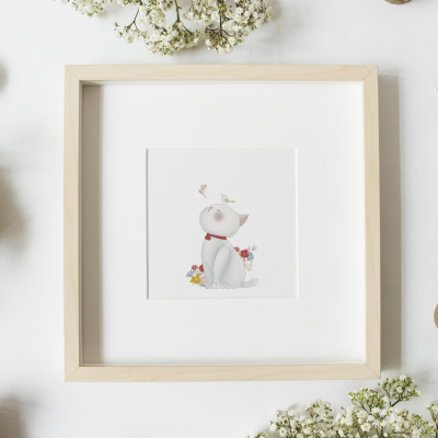 Quadro de madeira clara com ilustração de gato branco com laço vermelho e flores