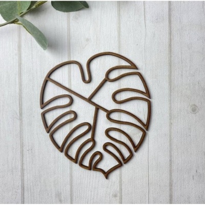 Porta-copos de madeira em forma de folha estilizada