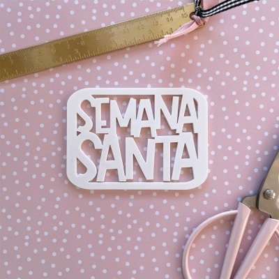 Ornamento branco com texto 'SEMANA SANTA' em fundo rosa com bolinhas 