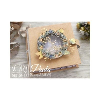 Álbum de scrapbooking decorado com coroa de flores pastel e tampa transparente