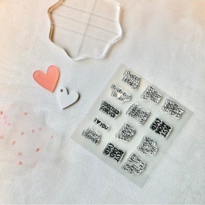 Kit de carimbos de silicone com corações e folha transparente sobre tecido branco.